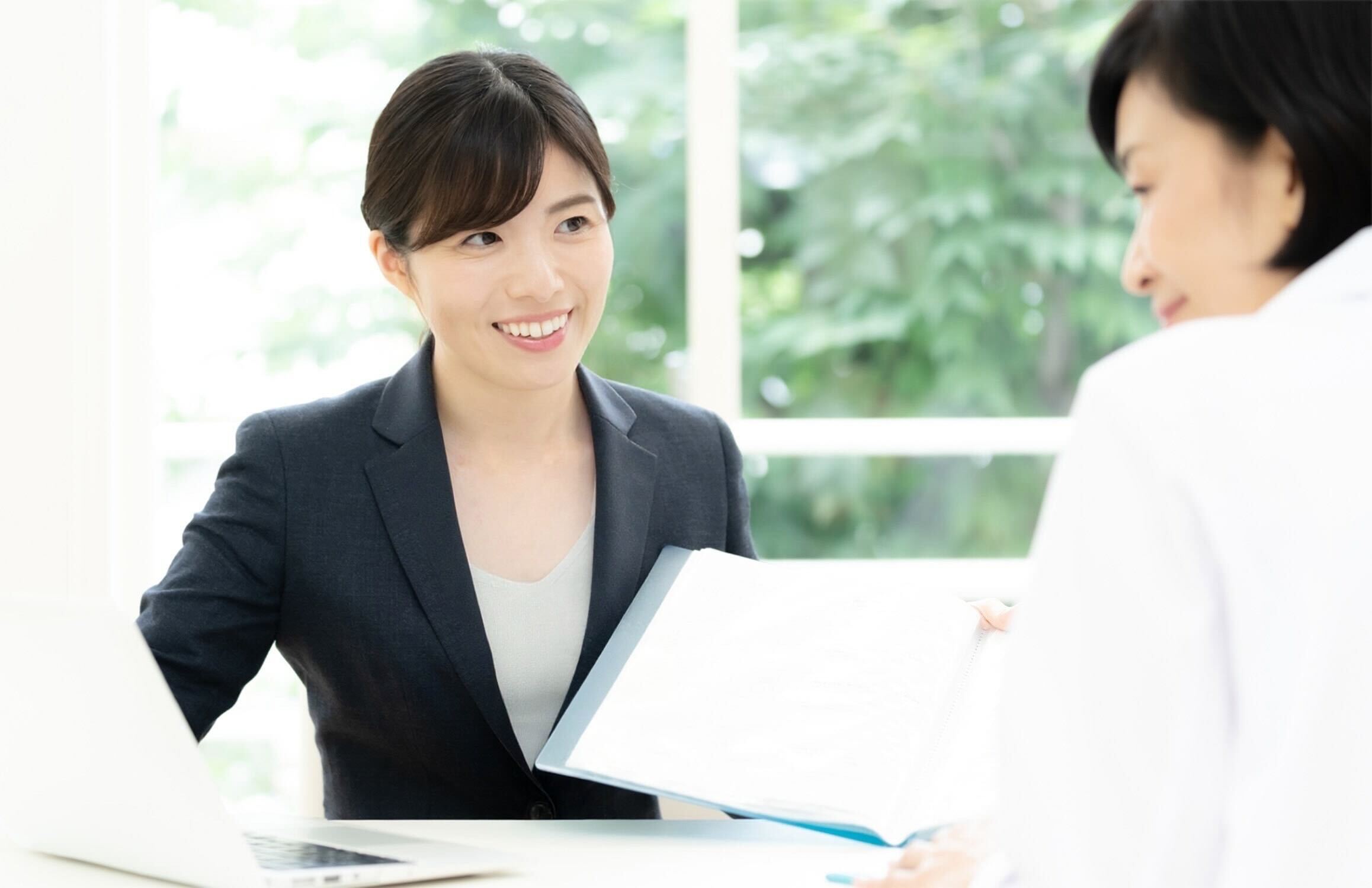 資料を見ながら相談する二人