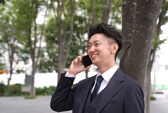 電話でやり取りするMANOCAスタッフの西垣瞬