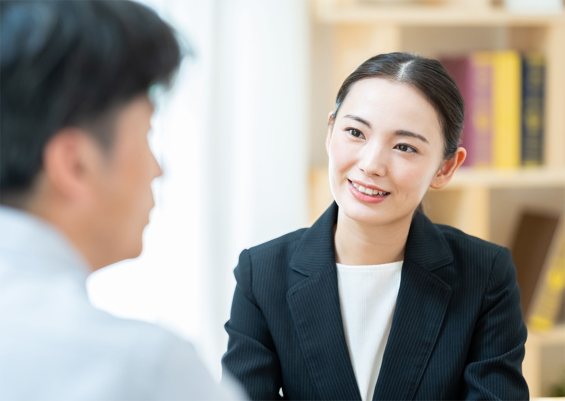 相談者の話を聞く女性